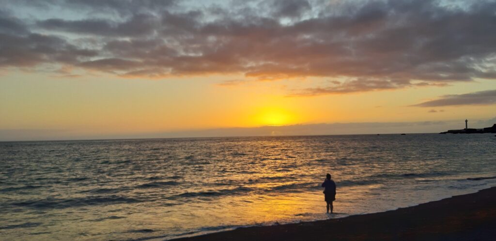 Ein Mensch steht am Meer im Abendlicht – beginne dort, wo du gerade stehst
