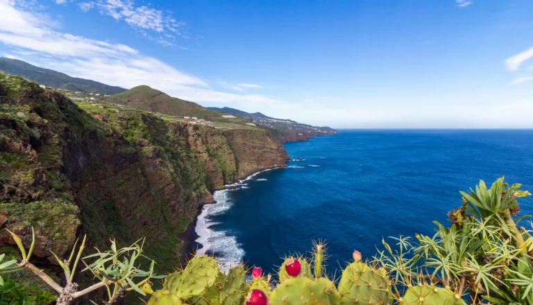 Steilküste von La Palma mit Blick aufs Meer