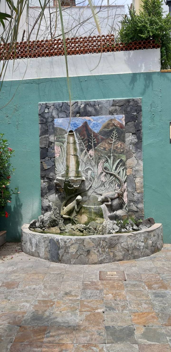 Brunnen mit Eidechsen-Relief in Los Llanos de Aridane, La Palma