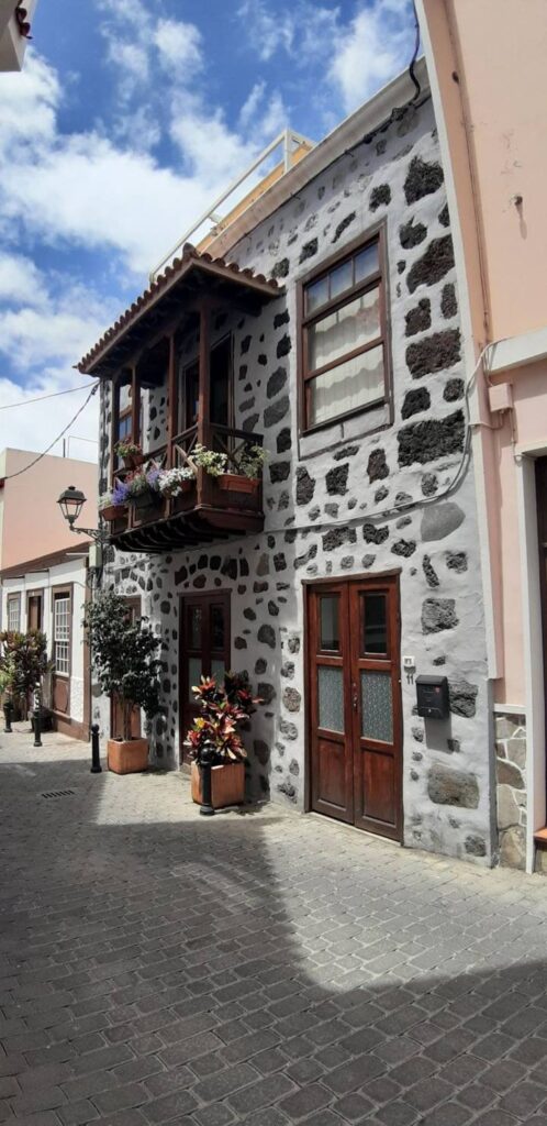 Gasse mit kanarischem Holzbalkon in Los Llanos de Aridane, La Palma