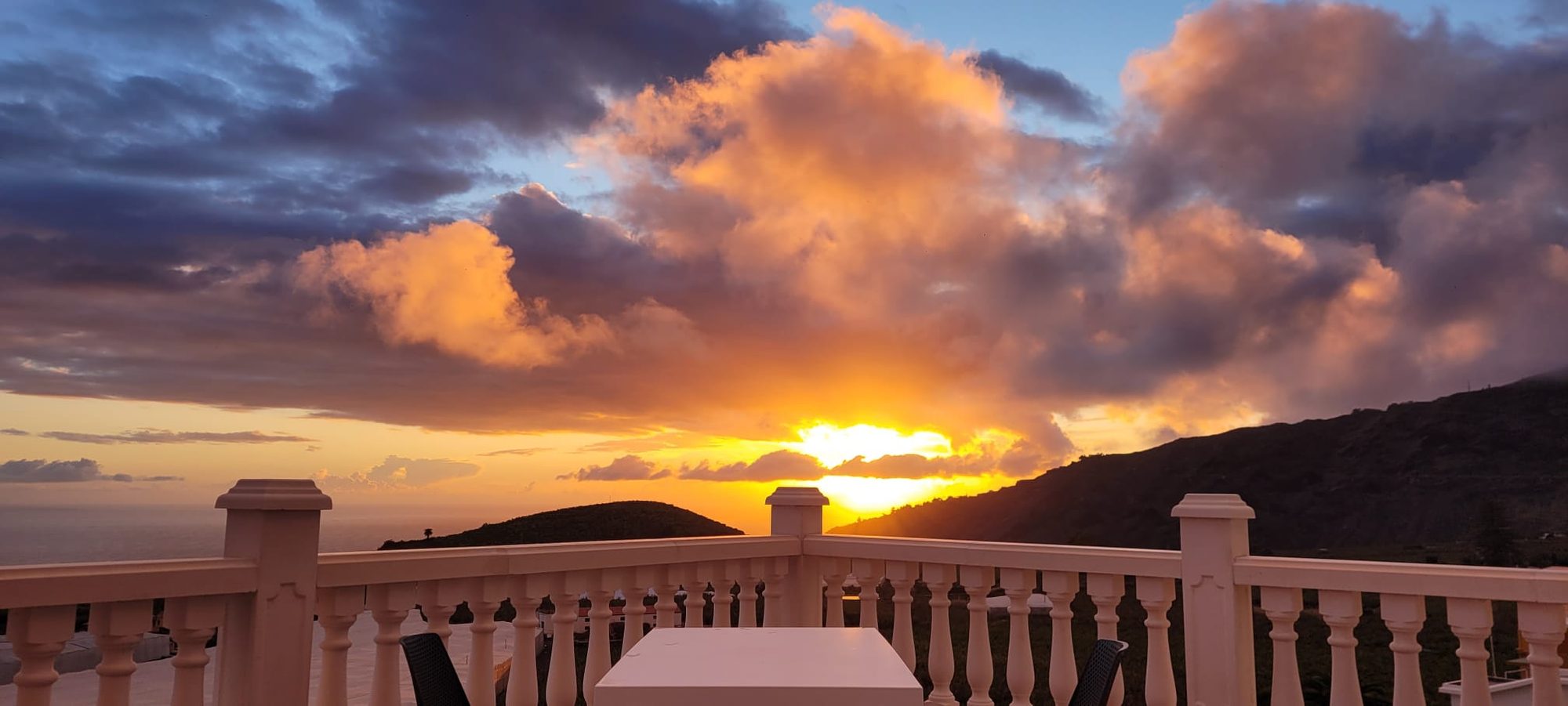 Sonnenuntergang über der Terrasse in Los Llanos, La Palma